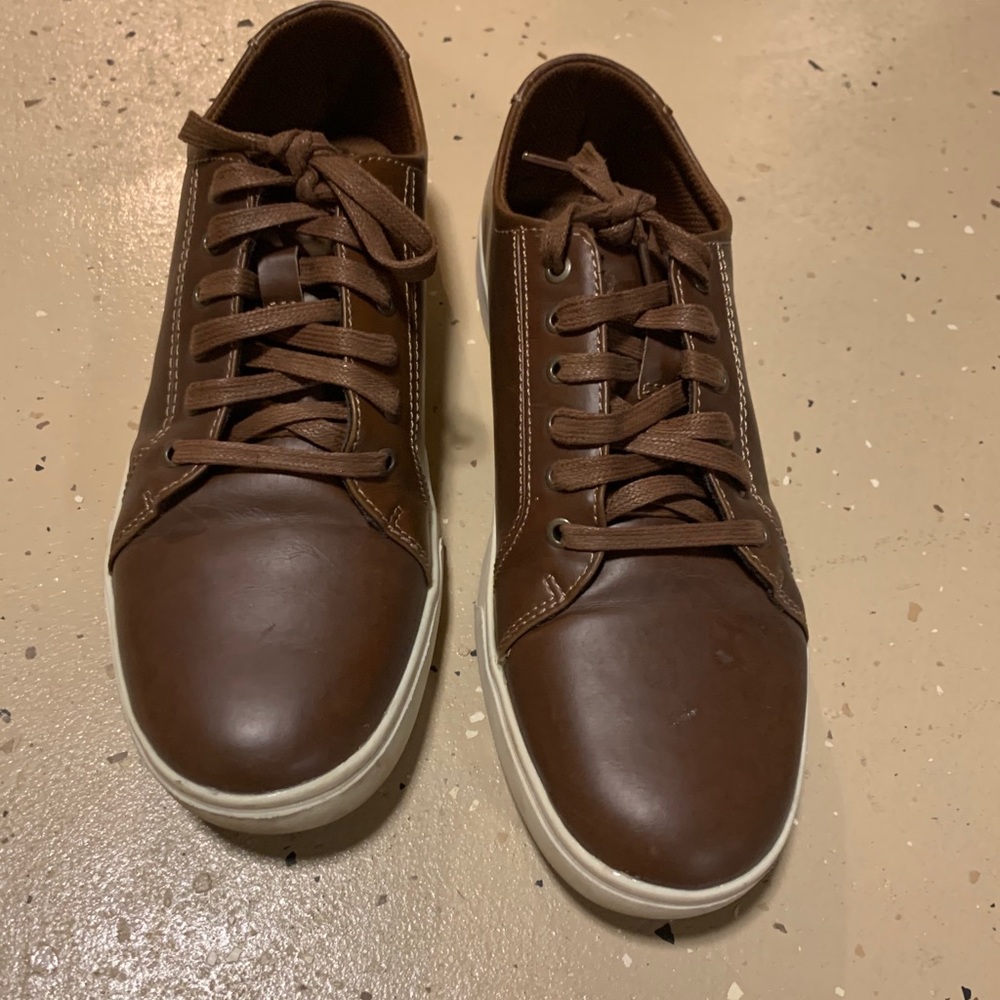 Men’s size 9 casual shoes